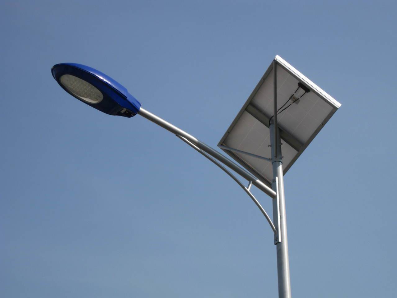 公路6米太陽(yáng)能路燈生產(chǎn)廠家找鑫月光電足矣！